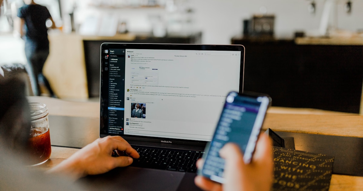 Persona frente a una computadora con interfaz SaaS