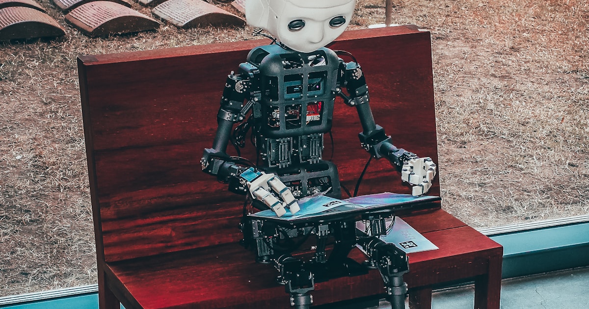 Robot escribiendo en teclado